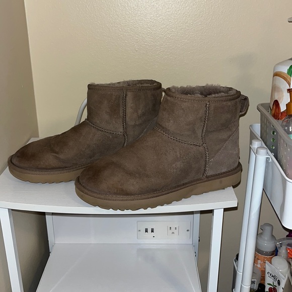 UGG MINIS!! color is antilope 🤍🤍🤍🤎🤎 size 8🤎 - Picture 1 of 2
